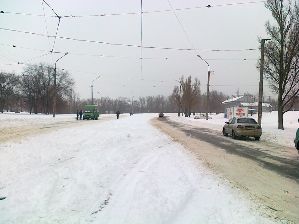 Окупаційна влада навіть не поворушилася, щоб прибрати сніг у Луганську (ФОТО) - фото 3