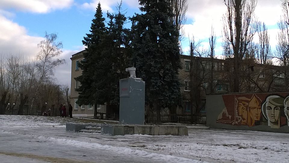 На Харківщині "впав" ще один Ленін  - фото 4