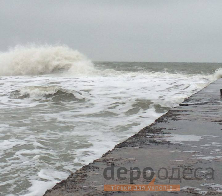 Через вітер та снігопад море в Одесі почало штормити - фото 1