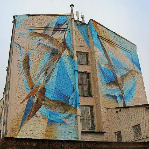 Львівський художник намалював на столичному будинку журавлиний мурал  - фото 1
