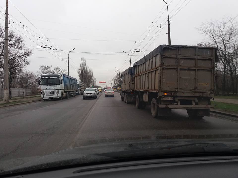 У Миколаєві на Херсонському шосе знову притулився "загін" фур