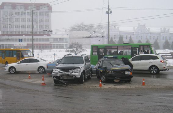 У центрі Сум позашляховик зіткнувся з поліцейською автівкою (ДОПОВНЕНО) - фото 4