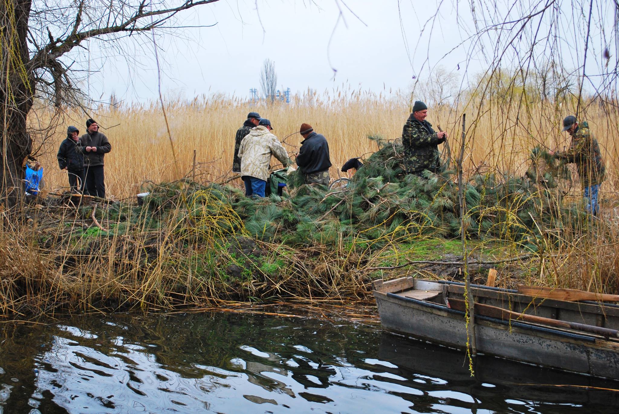 На Миколаївщині рибалки та спеціалісти рибохорони встановили штучні нерестовища - фото 3