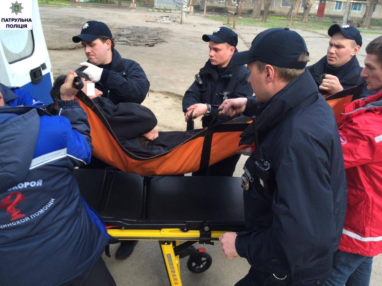 У Миколаєві чоловік намагався втекти від патрульних, зістрибнувши з другого поверху - фото 1