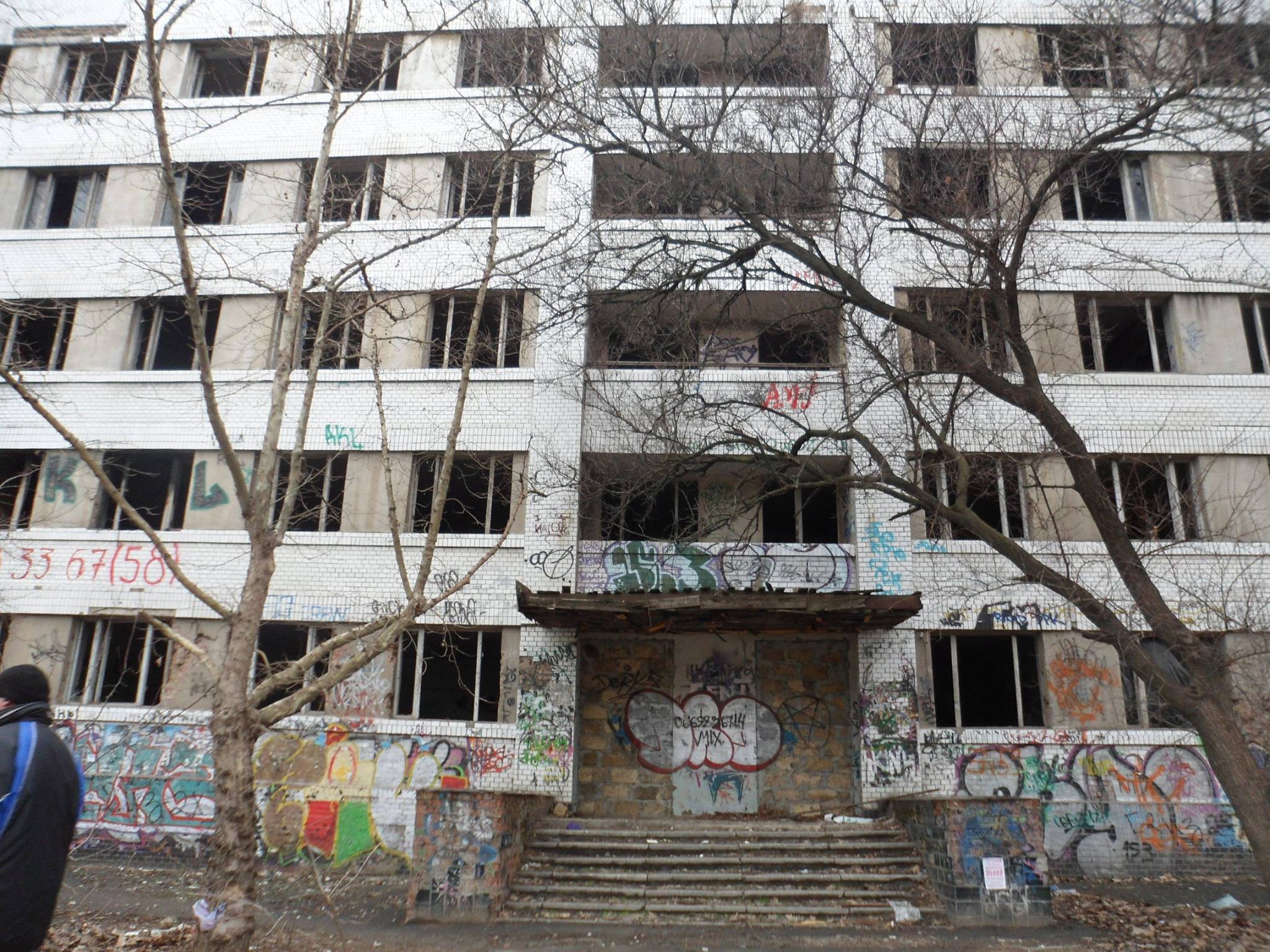Миколаївці поскаржилися на занедбану будівлю, яку окупували безхатченки та наркомани - фото 2