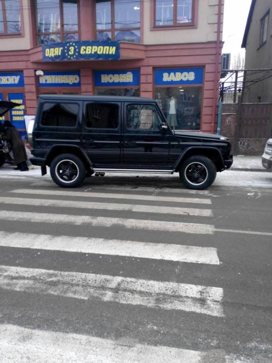 Ужгородський бізнесмен-"олень" своїм елітним авто заблокував рух на вулиці - фото 1