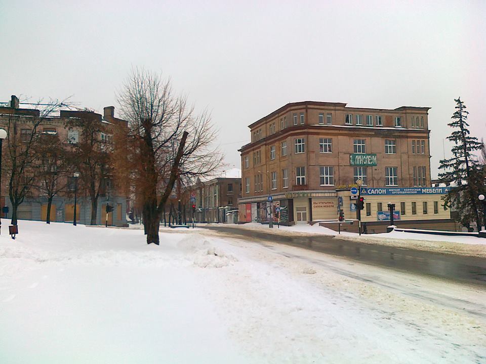 Окупаційна влада навіть не поворушилася, щоб прибрати сніг у Луганську (ФОТО) - фото 1