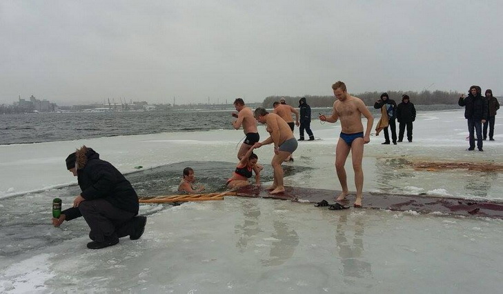 У Дніпропетровську люди не дочекались освячення води Дніпра - фото 2