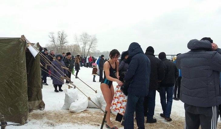 У Дніпропетровську провели одне з декількох освячень води Дніпра - фото 4