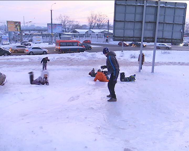 У Дніпропетровську "копи" не давали дітям кататися на льодовій гірці - фото 1
