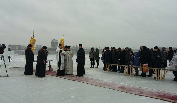 У Дніпропетровську провели одне з декількох освячень води Дніпра - фото 1