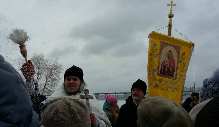 У Дніпропетровську провели одне з декількох освячень води Дніпра - фото 3