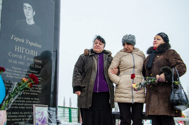 На Дніпропетровщині біля могили героя Небесної сотні зібрались родичі та односельці - фото 1
