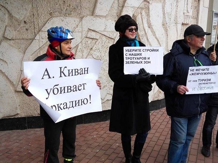 Одесити зібралися біля Театру музкомедії: рятують Французський бульвар - фото 6