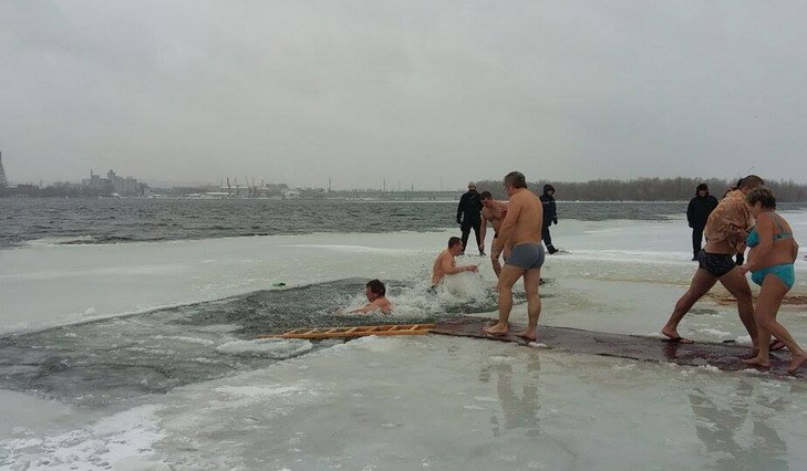 У Дніпропетровську люди не дочекались освячення води Дніпра - фото 1