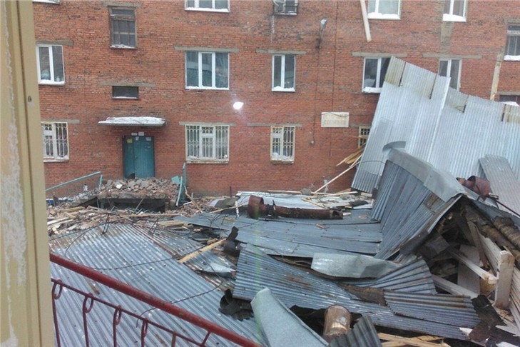 На Росії з житлового будинку в вітром зірвало дах - фото 1