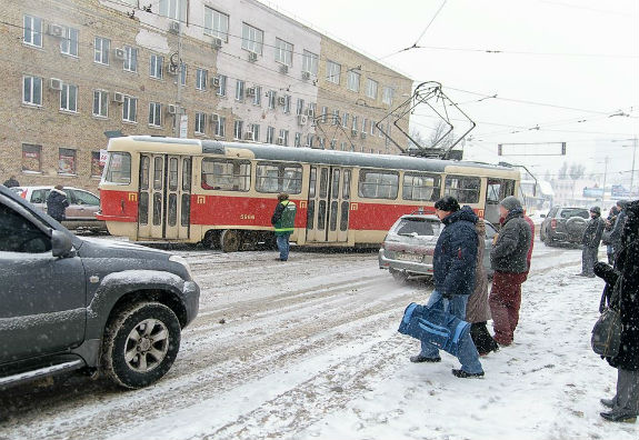  ерез потужний снігопад у Києві трамвай злетів з рейок - фото 1