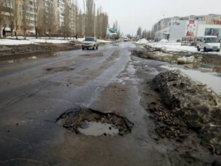 У Миколаєві після снігопадів "визирнули" ями завглибшки з 18 см