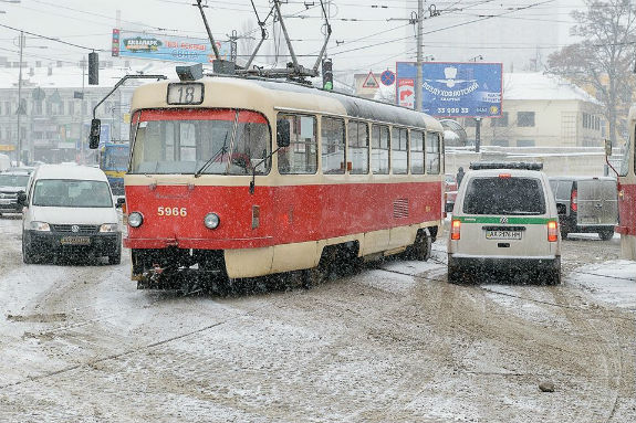  ерез потужний снігопад у Києві трамвай злетів з рейок - фото 2