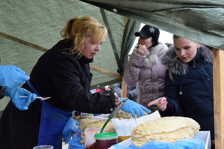 У Дніпропетровську переселенці з Донбасу роздавали безкоштовні млинці - фото 2