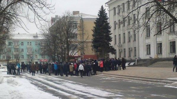 У Луганську більше 300 підприємців мітингують проти поборів кураторів з Росії (ФОТО) - фото 1