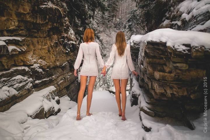 Посеред зимових Карпат влаштували "гарячу" фотосесію з дівчатами - фото 4