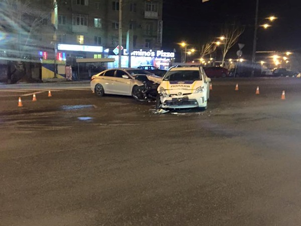 У Києві автомобіль поліції врізався в іномарку  - фото 1