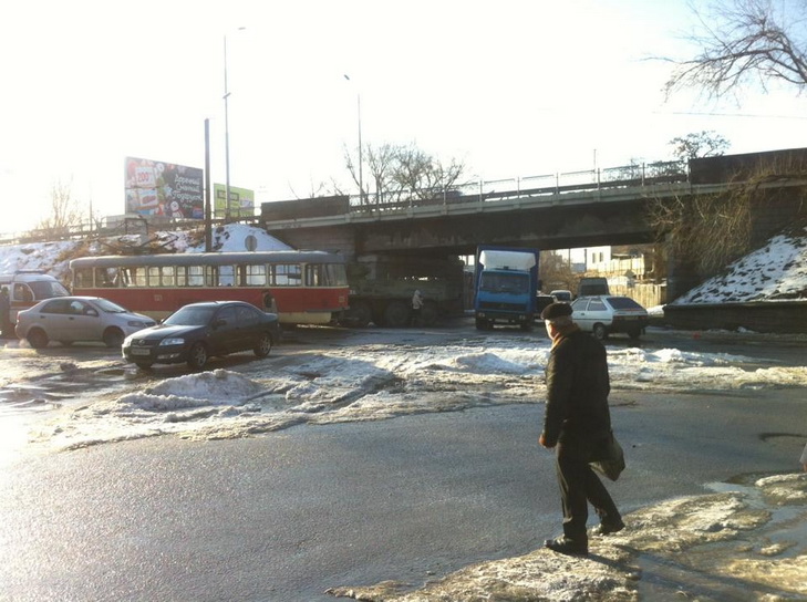 У Дніпропетровську трамвай зіткнувся з БТР - фото 1
