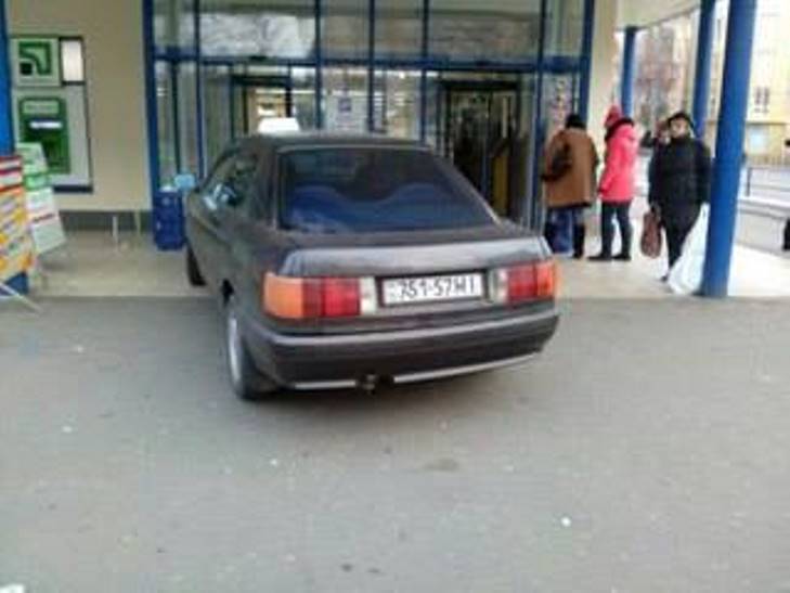 У Миколаєві горе-таксист припаркувався у дверях супермаркету - фото 2