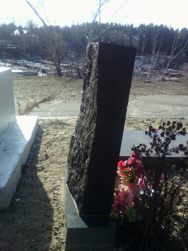 Разгул вандалізму у Сумах: Бидло зруйнувало ще один меморіал - фото 2