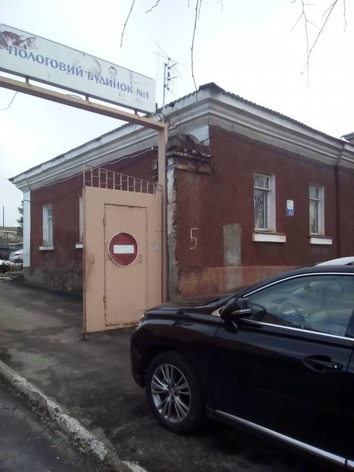 У Миколаєві елітна іномарка заблокувала в'їзд до пологового будинку - фото 1