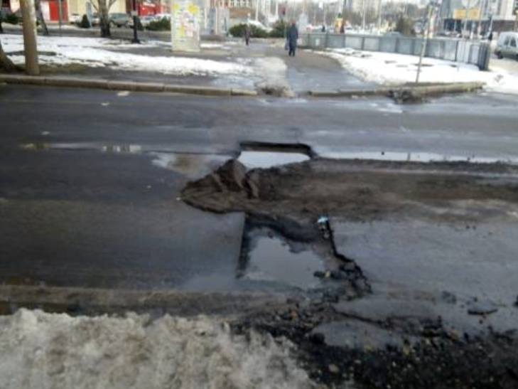 У Миколаєві після снігопадів "визирнули" ями завглибшки з 18 см