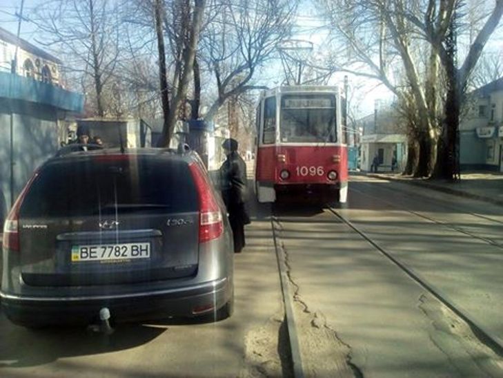 У Миколаєві обурені пасажири перенесли машину, яка заблокувала трамвайну колію - фото 1