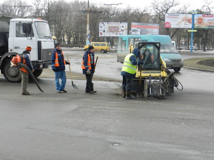 У Миколаєві почали ремонтувати дороги, які не встигли зробити у грудні минулого року - фото 1