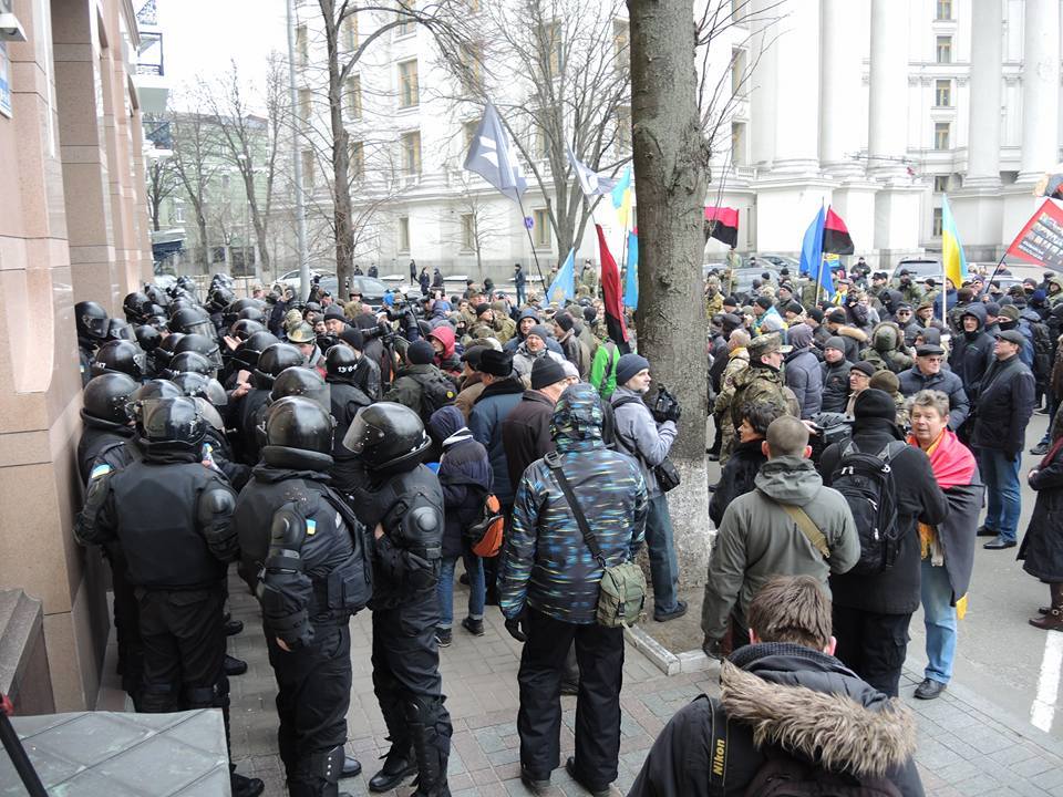 В центрі Києва покидались камінням в вікна російських банків та офіса Ахметова - фото 3 В центрі Києва покидались камінням в вікна російських банків та офіса Ахметова - фото 3