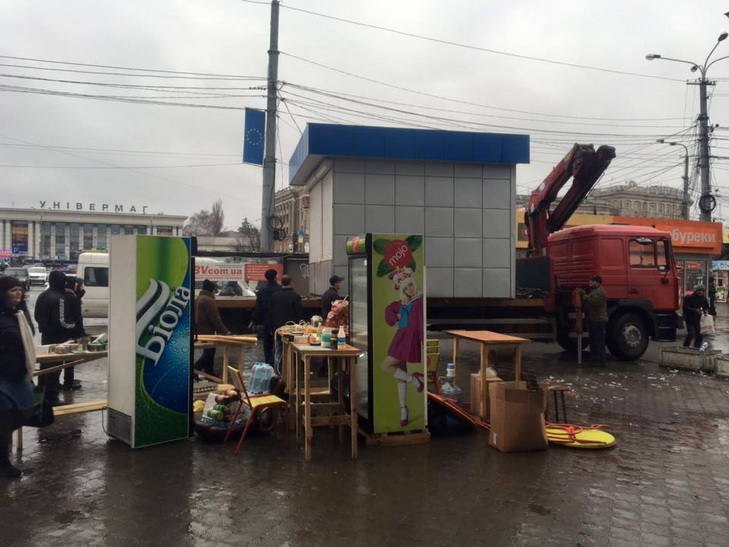 У Дніпропетровську від МАФів чистять Привокзальну площу - фото 2