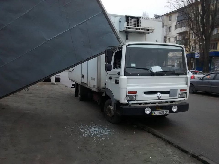 У Дніпропетровську білборд проломив кабіну вантажівки - фото 2