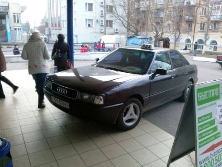 У Миколаєві горе-таксист припаркувався у дверях супермаркету - фото 1