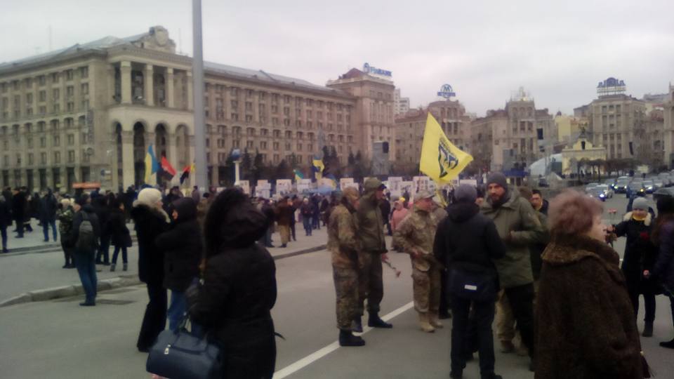 В центрі Києва покидались камінням в вікна російських банків та офіса Ахметова - фото 4