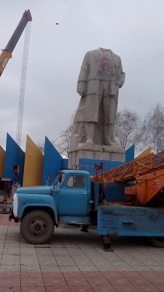 У Лисичанську відтяли голову пам'ятнику Леніну (ФОТО) - фото 1