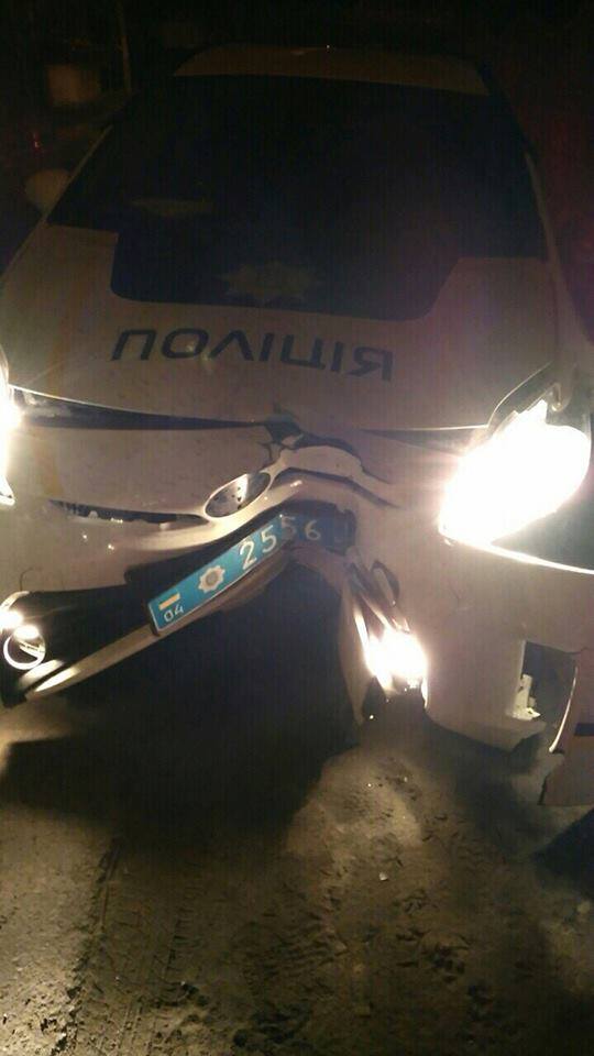 У Дніпропетровську патрульна автівка врізалась у стовп - фото 1