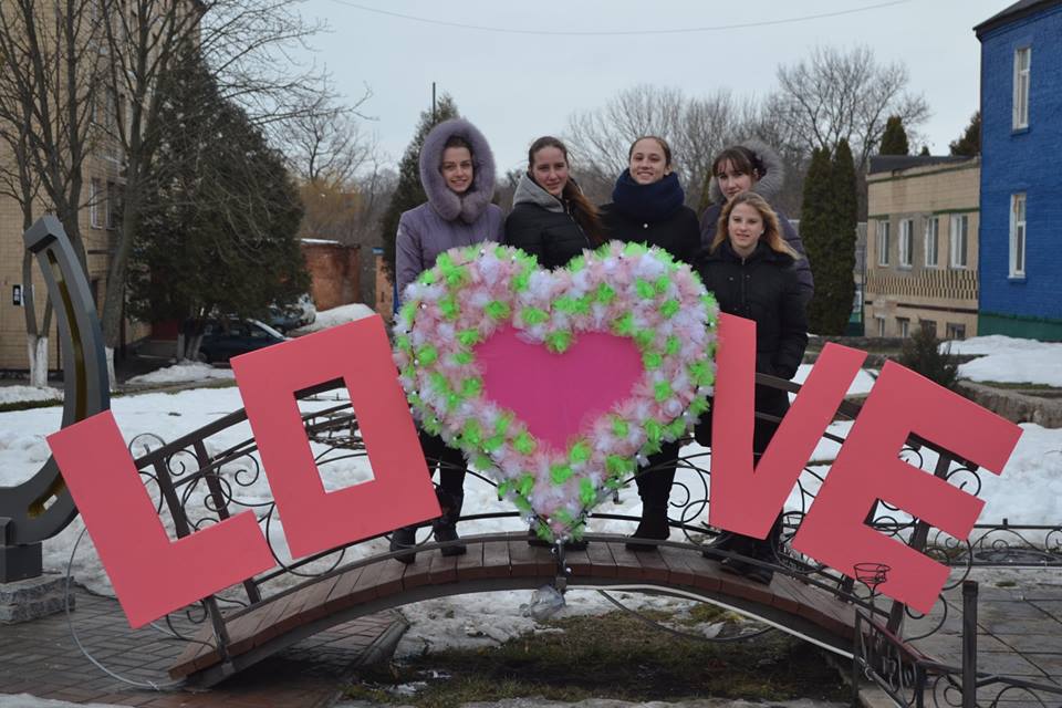 На Сумщині учні разом з вчителями створили романтичну інсталяцію з сердець - фото 1