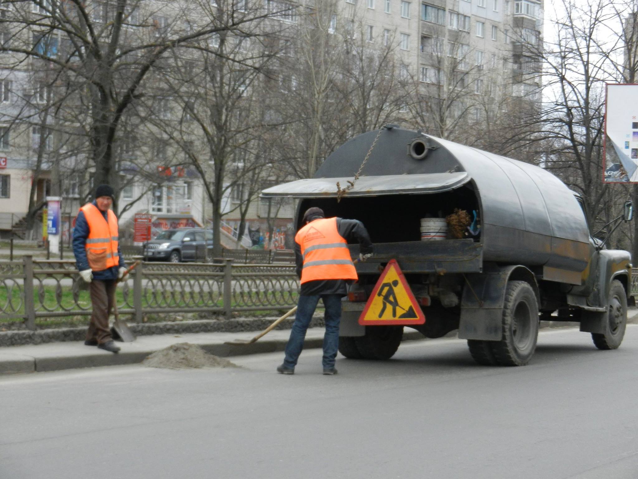 У Миколаєві "опоблоківці" змусили комунальників прибирати дороги вручну - фото 4
