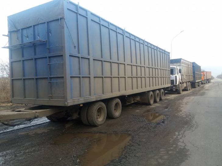 На Миколаївщині голова РДА звинуватив вантажоперевізників у знищенні Новобузької траси - фото 2
