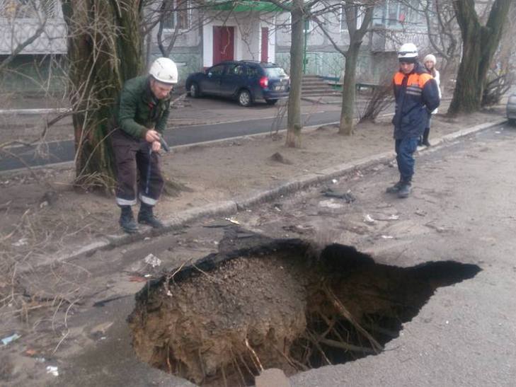 У Миколаєві провалився шмат дороги 