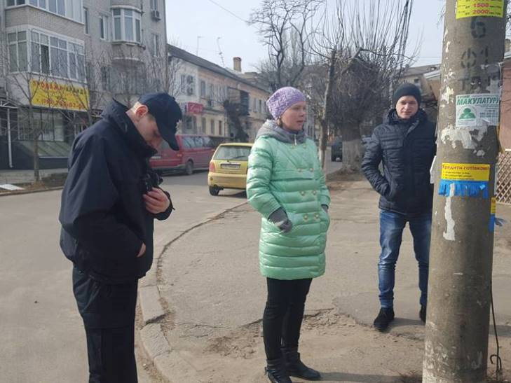 У Миколаєві борці за чистоту "натравили" на господарку ломбарду поліцію  - фото 1