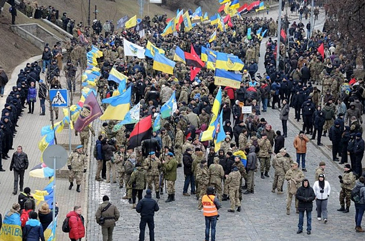 В центрі Києва покидались камінням в вікна російських банків та офіса Ахметова - фото 6