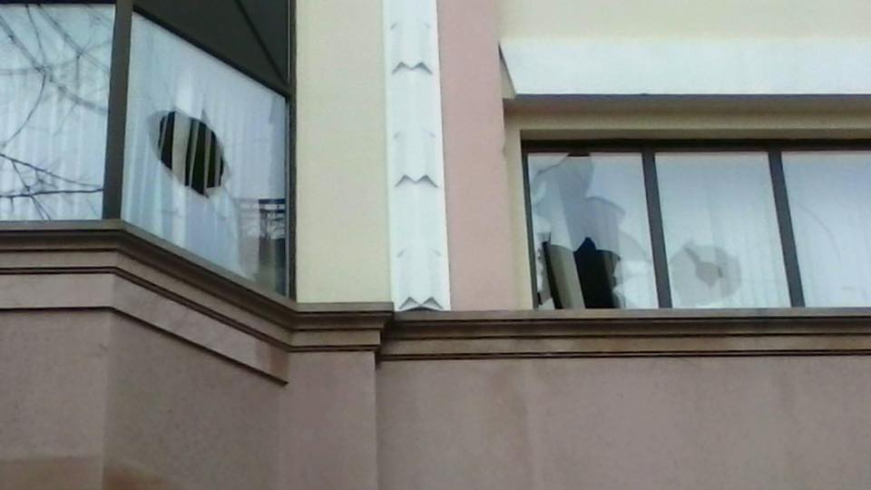 В центрі Києва покидались камінням в вікна російських банків та офіса Ахметова - фото 7