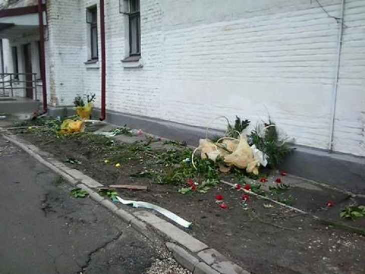 Вандали потрощили вінки та квіти біля меморіалу воїнам-інтернаціоналістам - фото 1