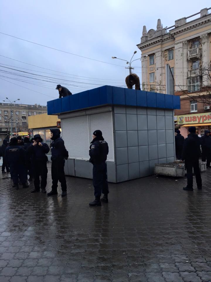 У Дніпропетровську від МАФів чистять Привокзальну площу - фото 1